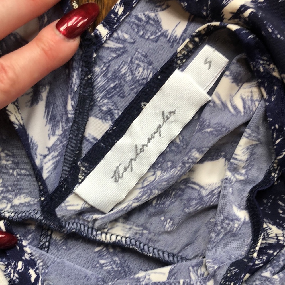 3/$10 Elegant Navy White Hawaiian Leaf Print V-Neck Stretch Draping Maxi Dress - Picture 7 of 7